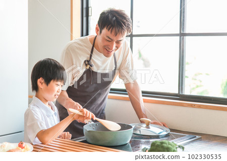 Children, parents and families who cook, cook and help with children in the kitchen at home 102330535