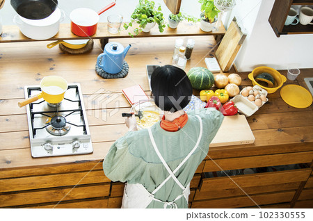 做南瓜煎餅的年輕女人 102330555