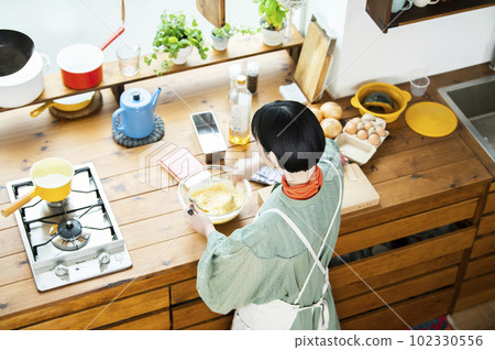 做南瓜煎餅的年輕女人 做南瓜煎餅的年輕女人 102330556