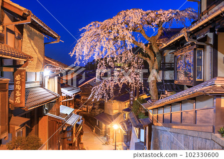 Weeping cherry blossoms in full bloom in Kyoto_Sanneizaka (Sannen-zaka) Weeping cherry blossoms in full bloom in Kyoto_Sanneizaka (Sannen-zaka) 102330600