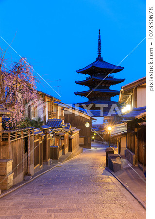 Kyoto Hokanji Temple _ Superb view of the cherry blossoms of Anningzaka and Yasaka Tower Kyoto Hokanji Temple _ Superb view of the cherry blossoms of Anningzaka and Yasaka Tower 102330678