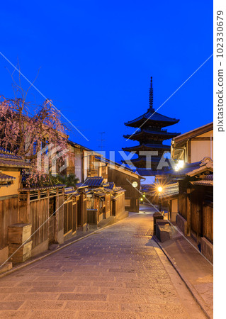 Kyoto Hokanji Temple _ Superb view of the cherry blossoms of Anningzaka and Yasaka Tower Kyoto Hokanji Temple _ Superb view of the cherry blossoms of Anningzaka and Yasaka Tower 102330679