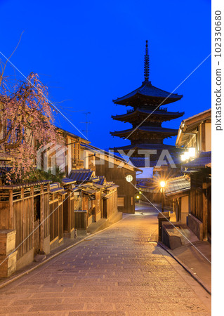 京都法觀寺_安寧坂和八坂塔的櫻花絕景 102330680