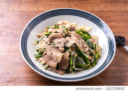 Stir-fried Pork and Bean Sprouts with Ponzu Sauce 102330682
