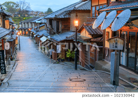 Kyoto_Ninenzaka (Ninenzaka) in the early morning Kyoto_Ninenzaka (Ninenzaka) in the early morning 102330942