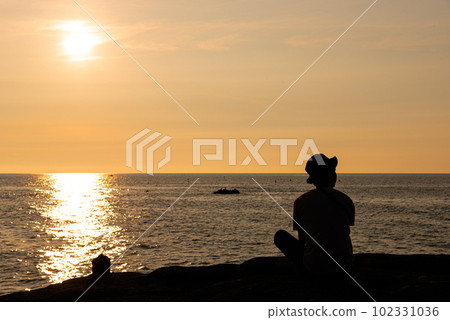 千疊敷海灘日落和剪影 102331036