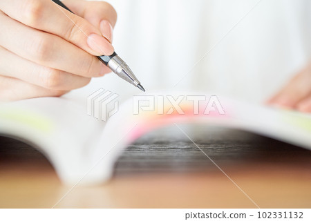 學習文本的女人的手 102331132