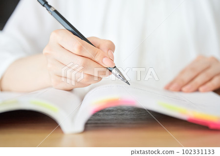 學習文本的女人的手 學習文本的女人的手 102331133