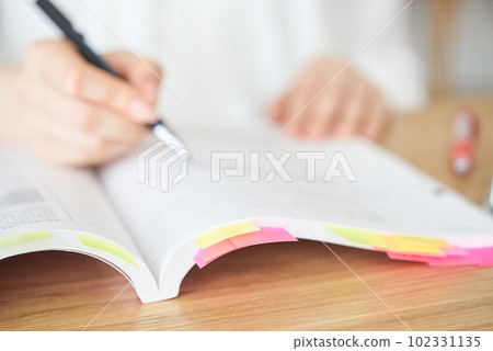 學習文本的女人的手 學習文本的女人的手 102331135