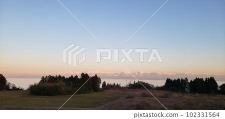 Winter evening view of the Tateyama Mountain Range and Toyama Bay from the Noto Peninsula [February] 102331564