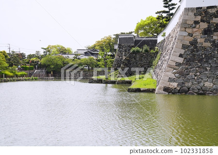 大阪、岸和田、岸和田城、本丸石牆和狗跑、護城河(從北側,晚春) 大阪、岸和田、岸和田城、本丸石牆和狗跑、護城河(從北側,晚春) 102331858
