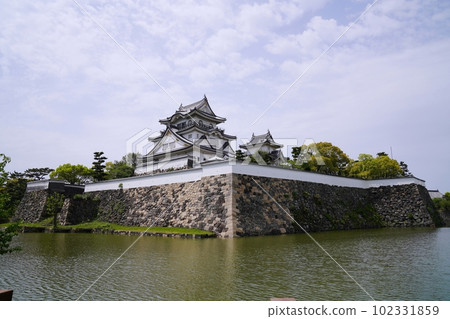 大阪、岸和田、岸和田城、本丸天守閣、石牆、護城河、狗跑道(東北側全景、晚春) 大阪、岸和田、岸和田城、本丸天守閣、石牆、護城河、狗跑道(東北側全景、晚春) 102331859