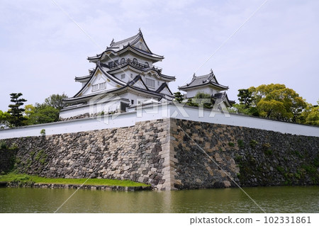 大阪 岸和田城 岸和田城本丸天守閣、石牆和護城河(從東北側看,晚春) 大阪 岸和田城 岸和田城本丸天守閣、石牆和護城河(從東北側看,晚春) 102331861