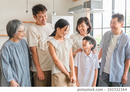 Three-generation family/large family chatting and talking happily Three-generation family/large family chatting and talking happily 102332164