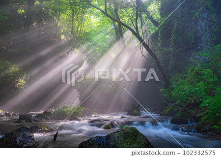 [Light beam material] Summer Tatsugaeshi Falls [Nagano Prefecture] 102332575