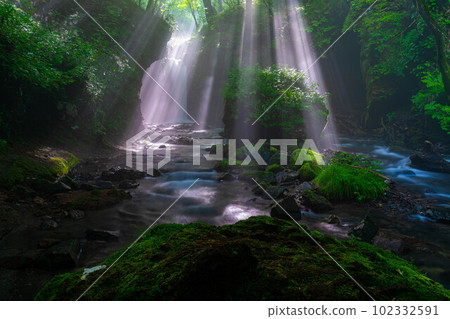 [Light beam material] Summer Tatsugaeshi Falls [Nagano Prefecture] 102332591