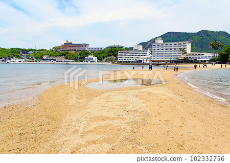 [香川縣] 初夏的小豆島 看著從中吉島穿過天使之路的人們 102332756