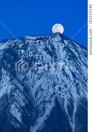Shizuoka Mt.Fuji_Landscape of the full moon rising over Kengamine Shizuoka Mt.Fuji_Landscape of the full moon rising over Kengamine 102333246