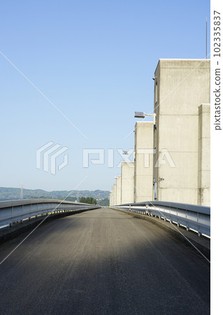 Myoken Weir, which cuts through the main stream of the Shinano River (Nagaoka City, Niigata Prefecture) 102335837