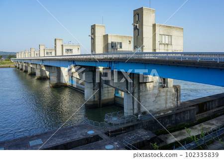 橫貫信濃川幹流的妙見堰(新潟縣長岡市) 橫貫信濃川幹流的妙見堰(新潟縣長岡市) 102335839