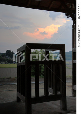 A nostalgic wooden latch that stands alone in the summer dusk Ticket vending machine Mimasaka Takio Station on the Inbi Line Tora-san filming location 102336668