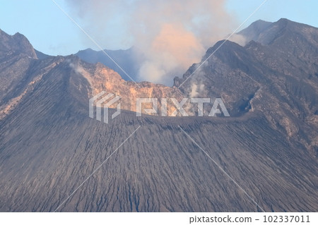 [鹿兒島縣]從道之站垂水看到沐浴在朝陽中的“櫻島”火山口 102337011