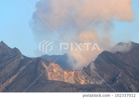 [鹿兒島縣]從道之站垂水看到沐浴在朝陽中的“櫻島”火山口 102337012