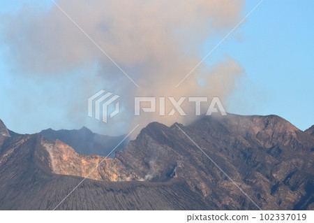 [鹿兒島縣]從道之站垂水看到沐浴在朝陽中的“櫻島”火山口 102337019