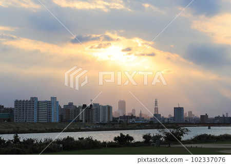 光束，荒川河的夜景，西新井橋[東京都足立區] 102337076