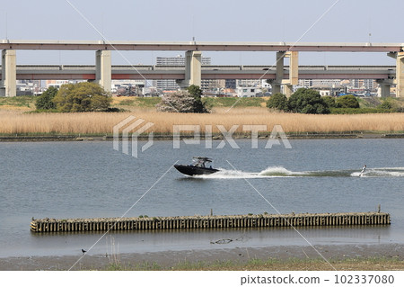 滑水、荒川風景、千住新橋-西新橋和首都高速環狀線[東京都足立區] 102337080