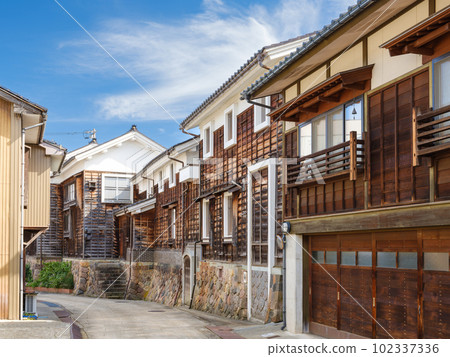 Nanto City, Toyama _ Superb view of storehouses and storehouse corridor in the Johana area 102337336