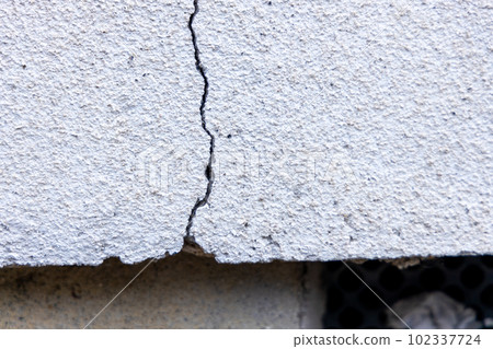 Cracked outer wall of an old detached house 102337724
