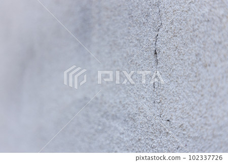 一棟舊獨立式住宅的破裂的外牆 102337726