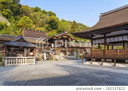 Matsunoo Taisha shrine in the early morning, central gate and corridor (Arashiyamanomiya-cho, Nishikyo-ku, Kyoto) Matsunoo Taisha shrine in the early morning, central gate and corridor (Arashiyamanomiya-cho, Nishikyo-ku, Kyoto) 102337822