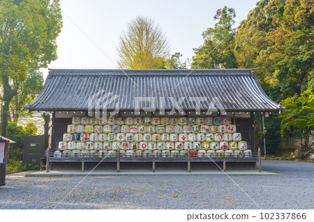 Sake barrels decorating the portable shrine storehouse at Matsunoo Taisha Shrine (Arashiyamanomiya-cho, Nishikyo-ku, Kyoto) 102337866