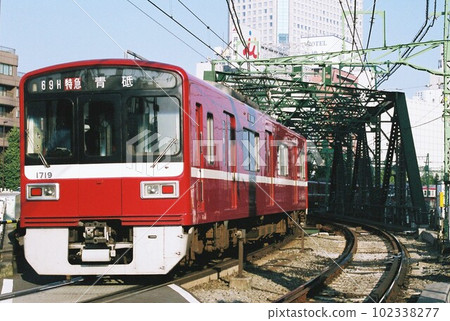 Keihin Electric Railway 1500 series heading for Aoto on the Keikyu Main Line Keihin Electric Railway 1500 series heading for Aoto on the Keikyu Main Line 102338277