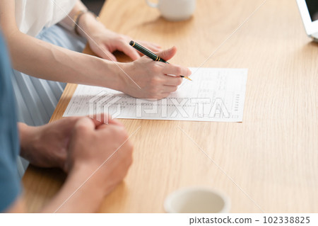 Contract Negotiation Hand Face-to-face Contract Negotiation Hand Face-to-face 102338825