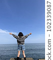 A girl who rejoices at the sea 102339087