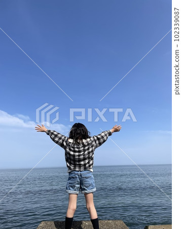 A girl who rejoices at the sea A girl who rejoices at the sea 102339087