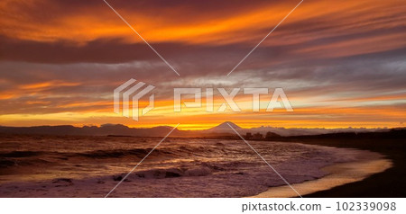 Evening view from the Chigasaki coast in early spring [March] 102339098