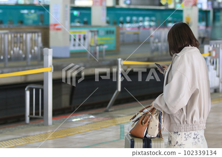 等待新幹線的女人 102339134