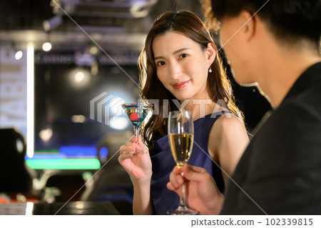 美女帥哥晚上在酒吧敬酒 102339815
