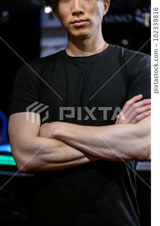 Handsome gym trainer faceless vertical Handsome gym trainer faceless vertical 102339816