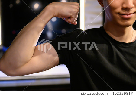 英俊的健身教練不露面 102339817
