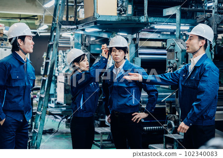 工廠工人交叉檢查安全設備 102340083