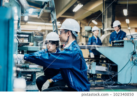 工人在工廠維修機器 102340850