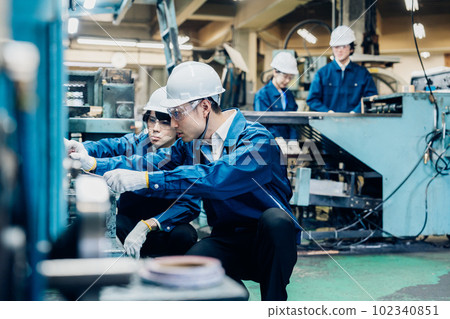 工人在工廠維修機器 102340851