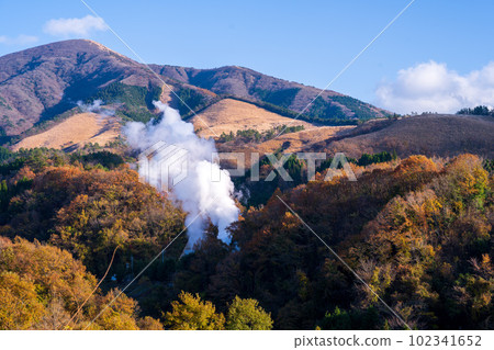 Hot spring steam and mountain scenery reflected in clear autumn leaves (Aso Oguni Town) Oguni Onsen 102341652