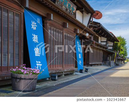 Toyama Prefecture _ Landscape of wealthy merchant townhouses in Higashiiwase Town, Toyama City Toyama Prefecture _ Landscape of wealthy merchant townhouses in Higashiiwase Town, Toyama City 102341667