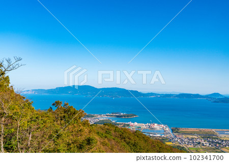 [Setonaikai National Park] The salt factory and Shodoshima seen from the summit of Mt. 102341700